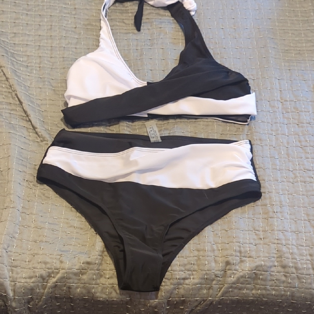 Amazon Black and White Sporty Bikini Swimwear